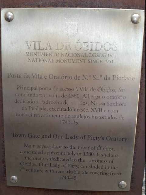 Plaque by entrance | Placa na entrada da vila